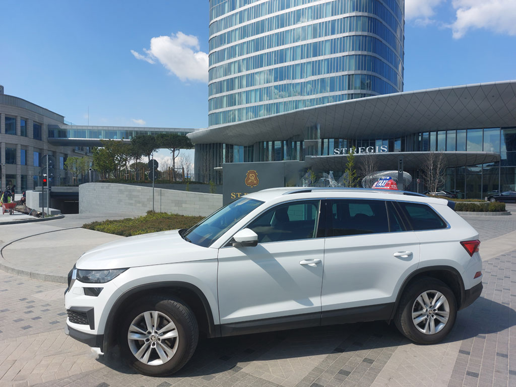 STB taxi vozilo ispred modernog hotela u Beogradu